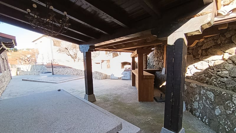 Espacios exteriores e interiores de Casa Rural El Cauce en Navaluenga