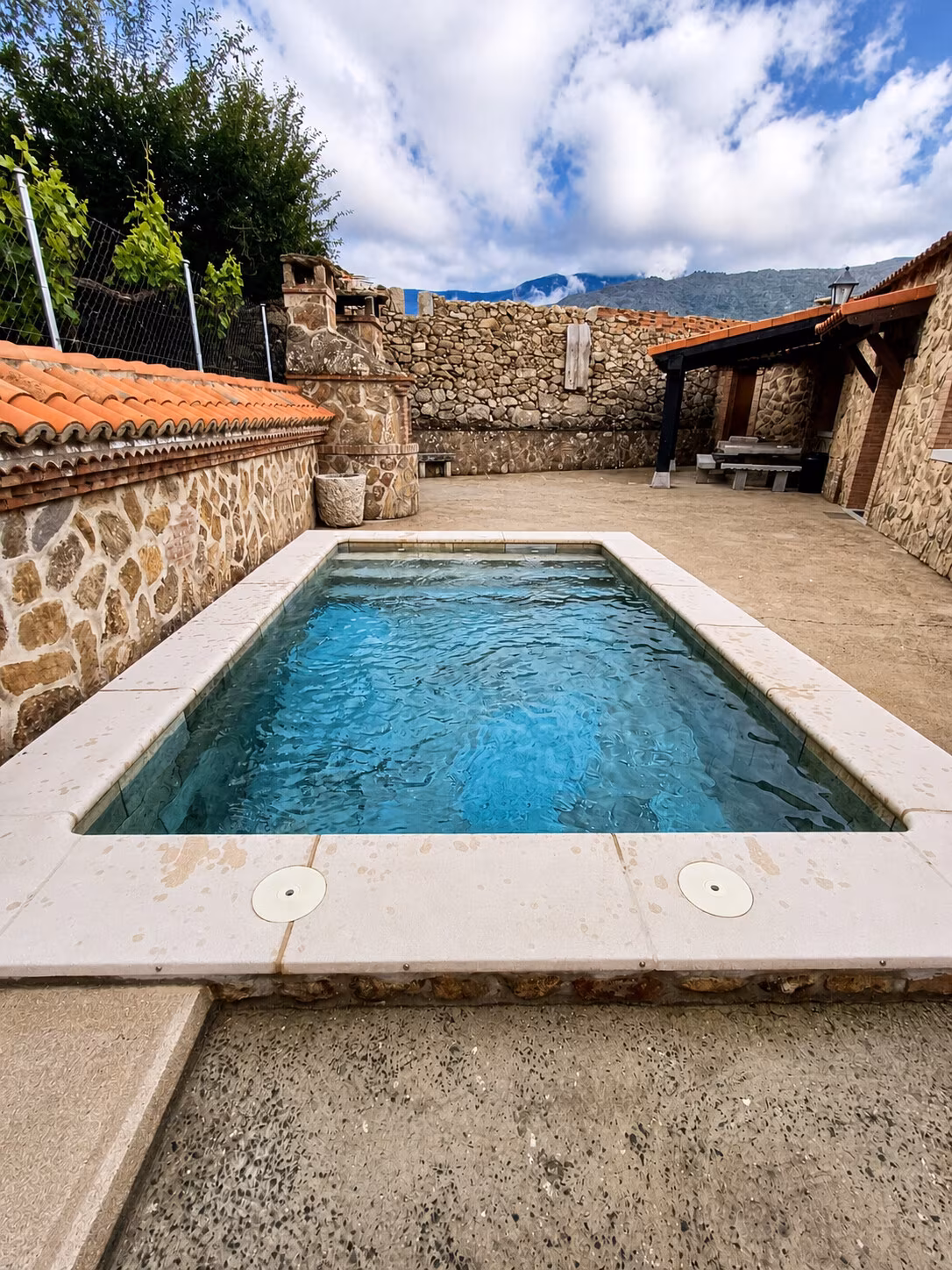 Piscina privada y patio de Casa Rural El Cauce
